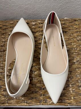 Tommy Hilfiger Cream Patent Pointed-Toe Women's Flats